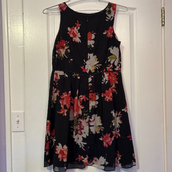 Loft -Red and Black Floral dress- Size 6 petite - Picture 4 of 7
